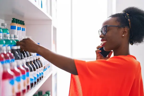 Afroamerikanerin Spricht Auf Smartphone Mit Medikamentenflasche Apotheke — Stockfoto