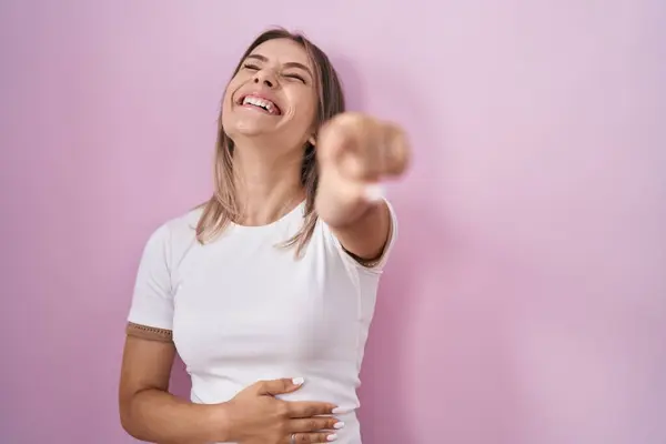 Blonde Caucasian Woman Standing Pink Background Laughing You Pointing Finger — Stock fotografie