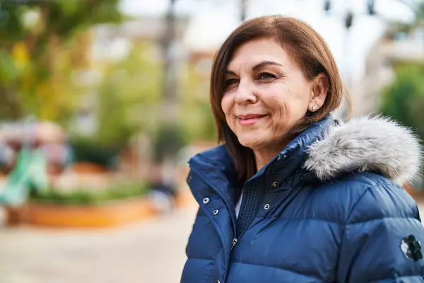 Mujer Mediana Edad Sonriendo Confiado Mirando Lado Parque —  Fotos de Stock