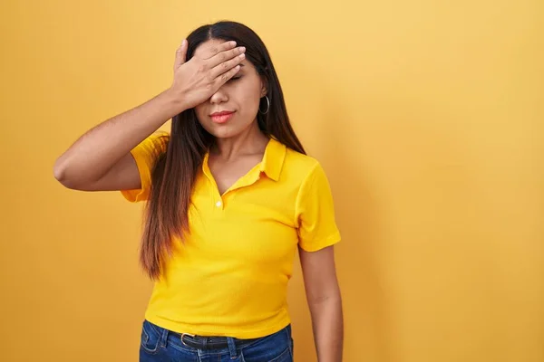 Jovem Árabe Mulher Sobre Fundo Amarelo Cobrindo Olhos Com Mão — Fotografia de Stock
