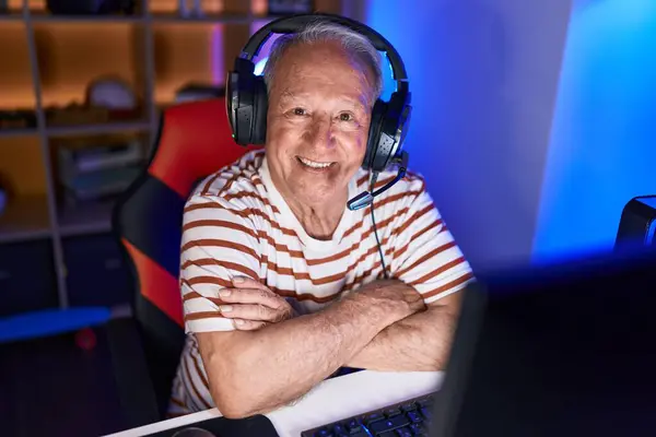 Grauhaariger Mann Mittleren Alters Der Selbstbewusst Lächelnd Mit Verschränkten Armen — Stockfoto