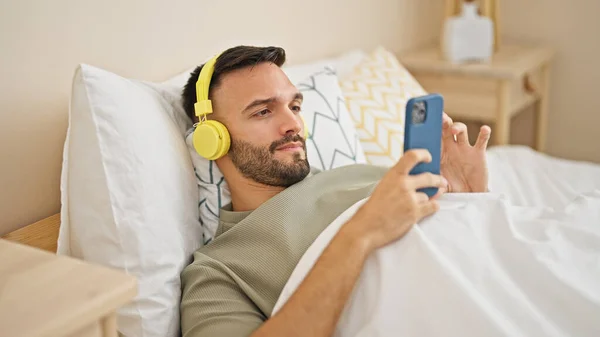 Genç Spanyol Adam Yatak Odasında Müzik Dinliyor — Stok fotoğraf