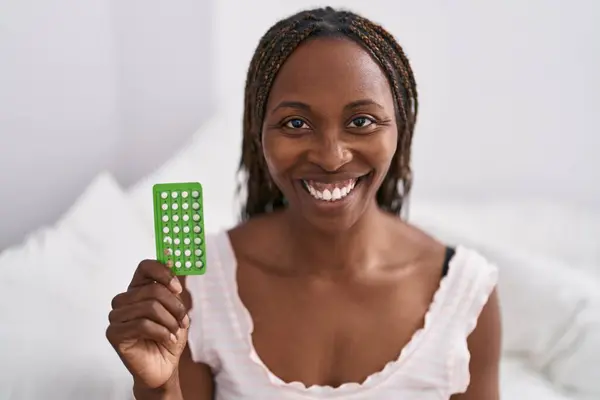 Africano Americano Mulher Segurando Pílulas Anticoncepcionais Olhar Positivo Feliz Sorrindo — Fotografia de Stock