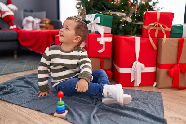 Adorable Garçon Caucasien Souriant Confiant Assis Par Arbre Noël Maison — Photo