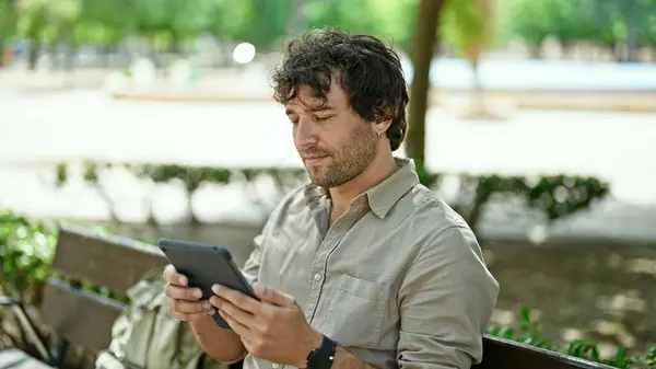 Junger Hispanischer Mann Sitzt Mit Touchpad Auf Parkbank — Stockfoto