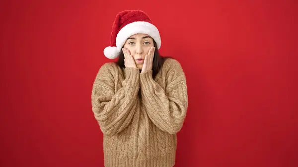 Jovem Bela Mulher Hispânica Sorrindo Confiante Vestindo Chapéu Natal Sobre — Fotografia de Stock