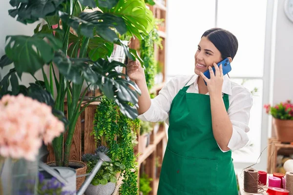 Young Beautiful Hispanic Woman Florist Smiling Confident Talking Smartphone Flower — Stock fotografie