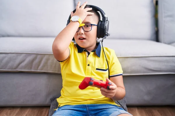 Joven Niño Hispano Jugando Videojuego Sosteniendo Controlador Usando Auriculares Sorprendidos —  Fotos de Stock