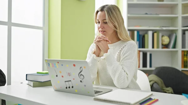 Junge Blonde Studentin Mit Laptop Studiert Bibliothek — Stockfoto