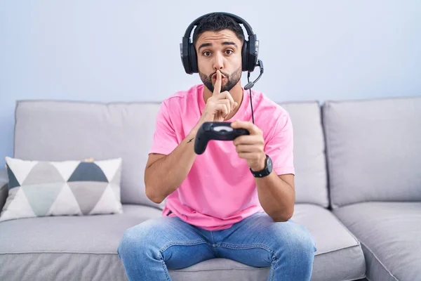 Jovem Hispânico Jogando Videogame Segurando Controlador Sentado Sofá Pedindo Para — Fotografia de Stock