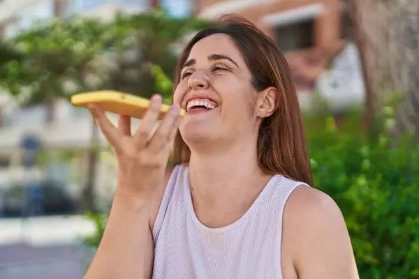 Mujer Joven Sonriendo Confiada Hablando Teléfono Inteligente Parque — Foto de Stock