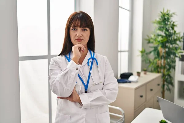 Young Beautiful Hispanic Woman Doctor Standing Arms Crossed Gesture Clinic — Foto Stock