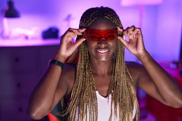 Streamer Mujer Afroamericana Jugando Videojuegos Usando Gafas Realidad Virtual Sala — Foto de Stock