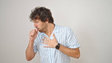 İzole edilmiş beyaz arka planda öksüren genç bir İspanyol.