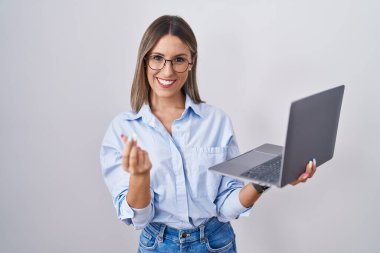 Bilgisayarla çalışan genç bir kadın elleriyle para hareketi yapıyor, maaş istiyor, milyonerlik işi yapıyor. 