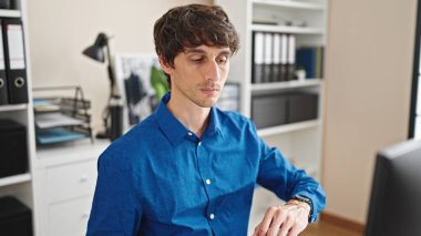 Ofiste çalışan İspanyol bir iş adamı bilgisayar kullanıyor.