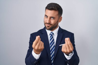 Yakışıklı İspanyol takım elbiseli ve kravatlı adam. Elleriyle para hareketi yapıyor. Maaş istiyor. 