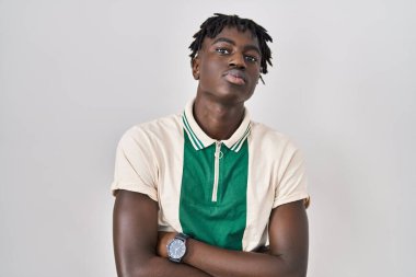 Münzevi geçmişi olan Afrikalı bir adam şüpheci ve gergin, sorun yüzünden üzgün. negatif kişi. 