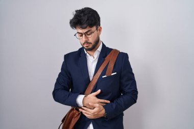 Sakallı İspanyol bir adam midesi üstünde iş kıyafetleri giyiyor çünkü hazımsızlık, acı veren bir hastalık kendini iyi hissetmiyor. Ağrı kavramı. 