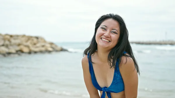 Νεαρή Κινέζα Τουρίστρια Χαμογελά Αυτοπεποίθηση Φορώντας Μπικίνι Στην Παραλία — Φωτογραφία Αρχείου