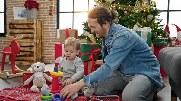 Baba Oğul Noel Evde Oyuncaklarla Oynayarak Kutluyorlar — Stok fotoğraf