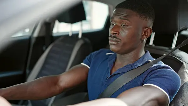 Homme Afro Américain Conduisant Une Voiture Avec Visage Sérieux Dans — Photo