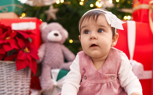 Αξιολάτρευτο Ισπανόφωνο Μωρό Που Κάθεται Στο Πάτωμα Δίπλα Στο Χριστουγεννιάτικο — Φωτογραφία Αρχείου