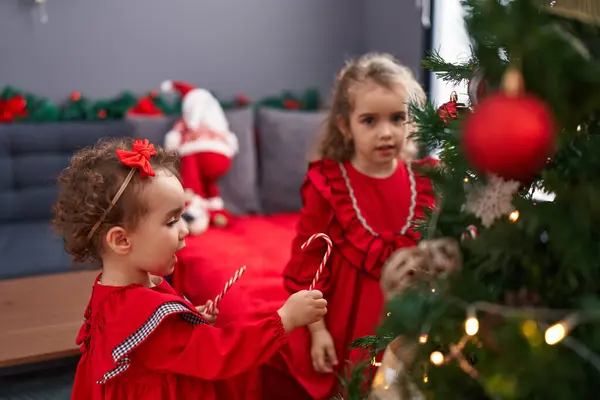 Adorables Chicas Decorando Árbol Navidad Casa — Foto de Stock