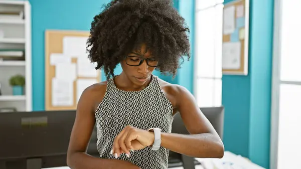 Trabajadora Negocios Afroamericana Mirando Reloj Con Cara Seria Oficina —  Fotos de Stock