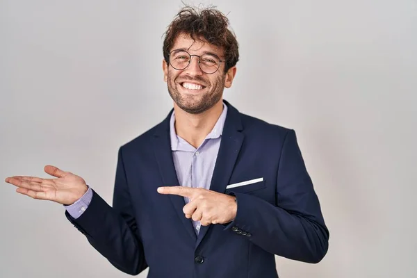 Hombre Negocios Hispano Con Gafas Asombrado Sonriendo Cámara Mientras Presenta — Foto de Stock