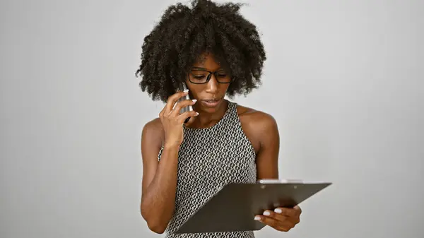 Trabajadora Negocios Afroamericana Hablando Documento Lectura Teléfonos Inteligentes Sobre Fondo —  Fotos de Stock
