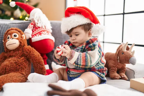 Adorável Criança Hispânica Usando Chapéu Natal Segurando Bola Casa — Fotografia de Stock