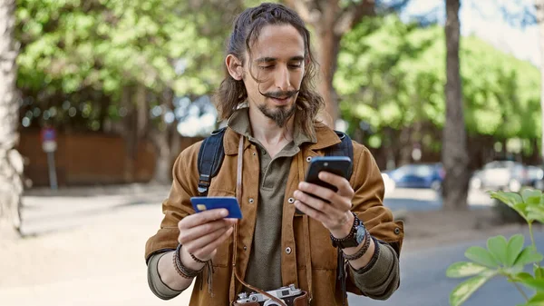 Hombre Joven Hispano Compras Turísticas Con Teléfono Inteligente Tarjeta Crédito —  Fotos de Stock