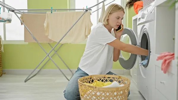 Mujer Rubia Joven Lavando Ropa Hablando Teléfono Inteligente Enojado Sala — Foto de Stock
