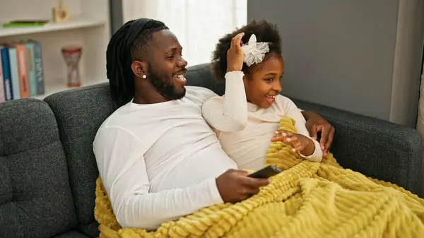 Afro Américain Père Fille Regarder Télévision Assis Sur Canapé Maison — Photo