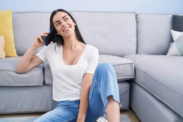 Young Hispanic Woman Talking Smartphone Sitting Floor Home — Stock Photo, Image