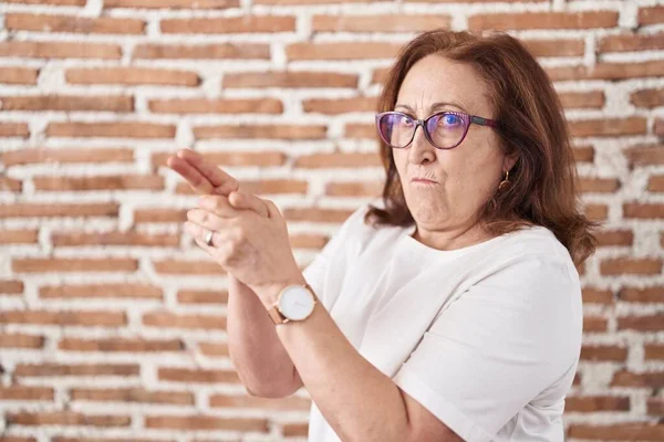 Donna Anziana Con Gli Occhiali Piedi Sopra Muro Mattoni Tenendo — Foto Stock