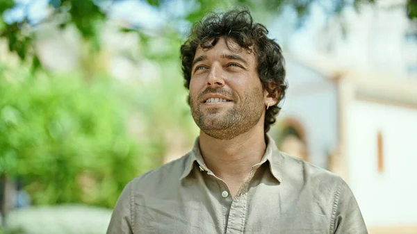 Jonge Spaanse Man Glimlacht Vol Zelfvertrouwen Naar Zijkant Kijkend Het — Stockfoto