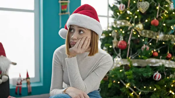 Mladá Blondýna Žena Sobě Vánoční Klobouk Vypadá Rozrušeně Doma — Stock fotografie