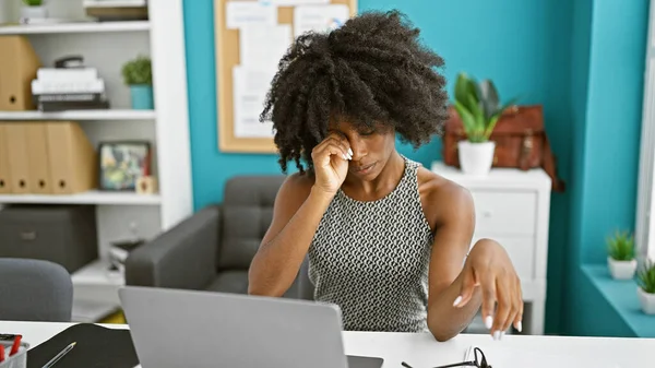 Trabajadora Negocios Afroamericana Cansada Trabajar Oficina — Foto de Stock