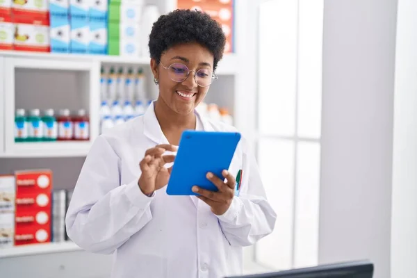 African American Woman Pharmacist Using Touchpad Working Pharmacy — Stock Photo, Image