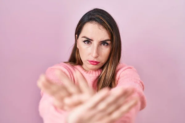 Young Hispanic Woman Standing Pink Background Rejection Expression Crossing Arms — Stock Photo, Image