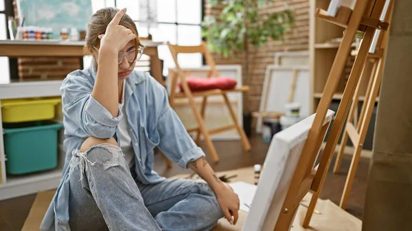 Młoda Artystka Wyglądająca Zestresowaną Pracowni Sztuki — Zdjęcie stockowe