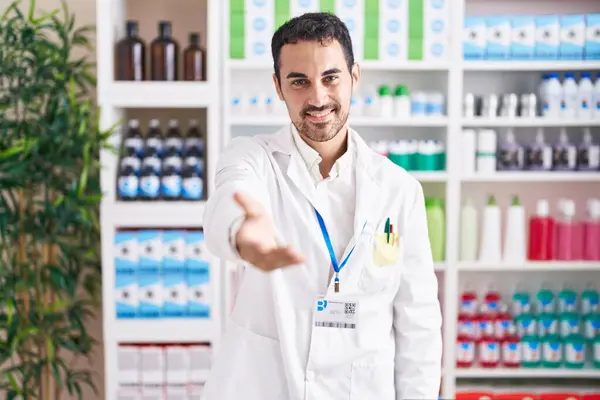 Hombre Hispano Guapo Trabajando Farmacia Sonriendo Alegre Ofreciendo Mano Palma — Foto de Stock
