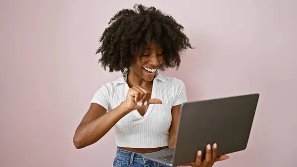 Mujer Afroamericana Señalando Computadora Portátil Sonriendo Sobre Fondo Rosa Aislado —  Fotos de Stock