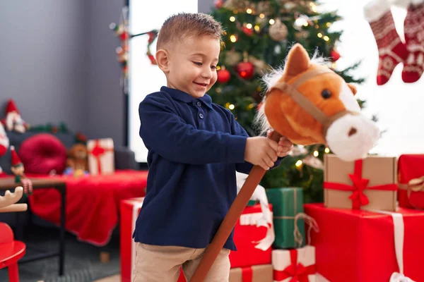 Entzückender Hispanischer Junge Spielt Mit Pferdespielzeug Das Hause Weihnachtsbaum Steht — Stockfoto