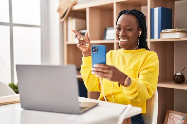 Hermosa Mujer Negra Haciendo Videollamada Con Smartphone Sonriendo Feliz Apuntando —  Fotos de Stock