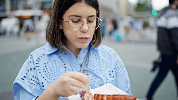 Ung Vacker Latinamerikansk Kvinna Äter Ksekrainer Korv Gatorna Wien — Stockfoto