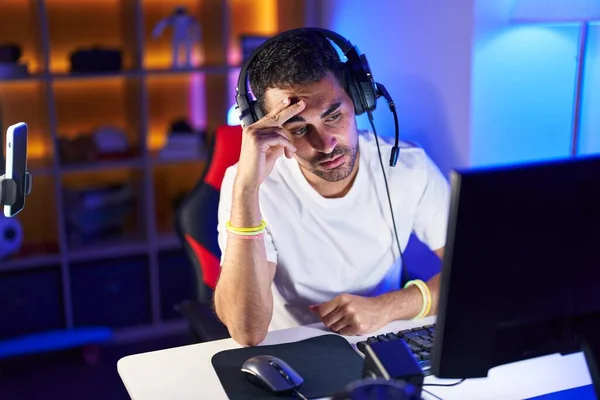 Ung Spansktalende Mand Streamer Stresset Ved Hjælp Computer Gaming Room - Stock-foto