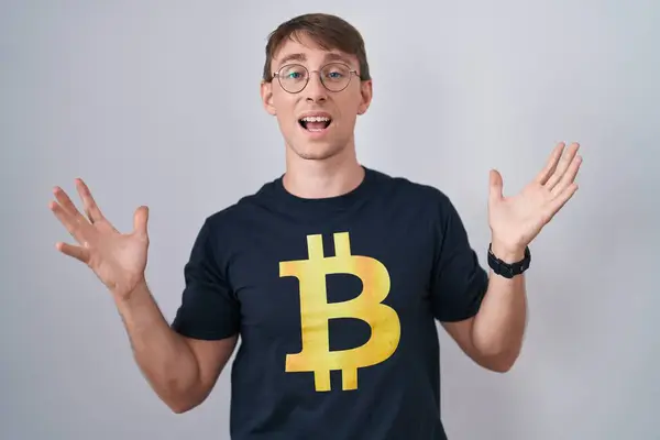 Homem Loiro Caucasiano Vestindo Camiseta Bitcoin Celebrando Louco Espantado Pelo — Fotografia de Stock
